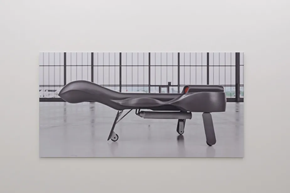 Image horizontale sur fond de mur blanc avec un meuble faisant penser à un fauteuil