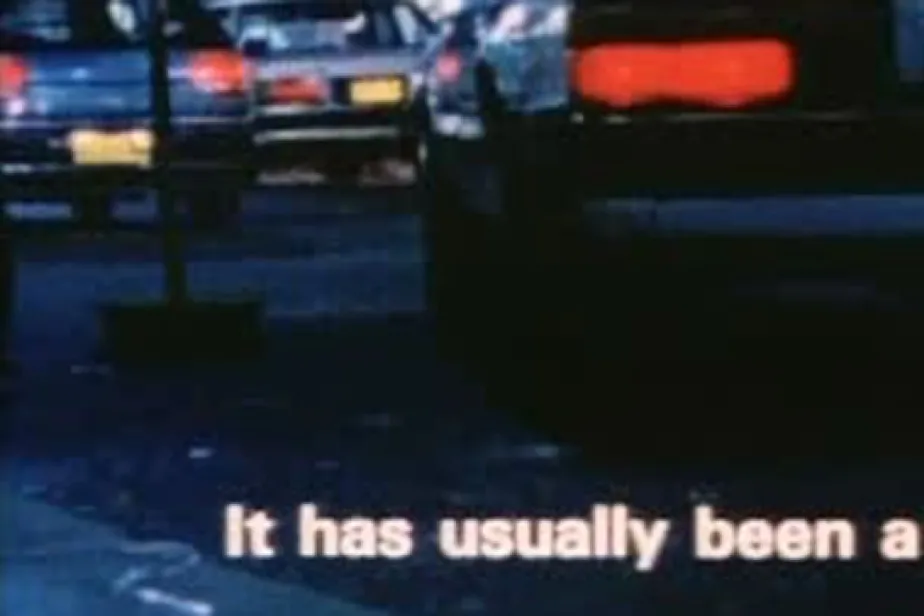 Capture de vidéo avec une voiture vue de dos et une inscription en anglais