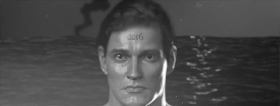 Visage d'un homme à fleur d'eau avec tatouage "2016" sur le front