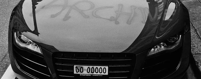 L'avant d'une voiture avec ARCHIV écrit sur le capot
